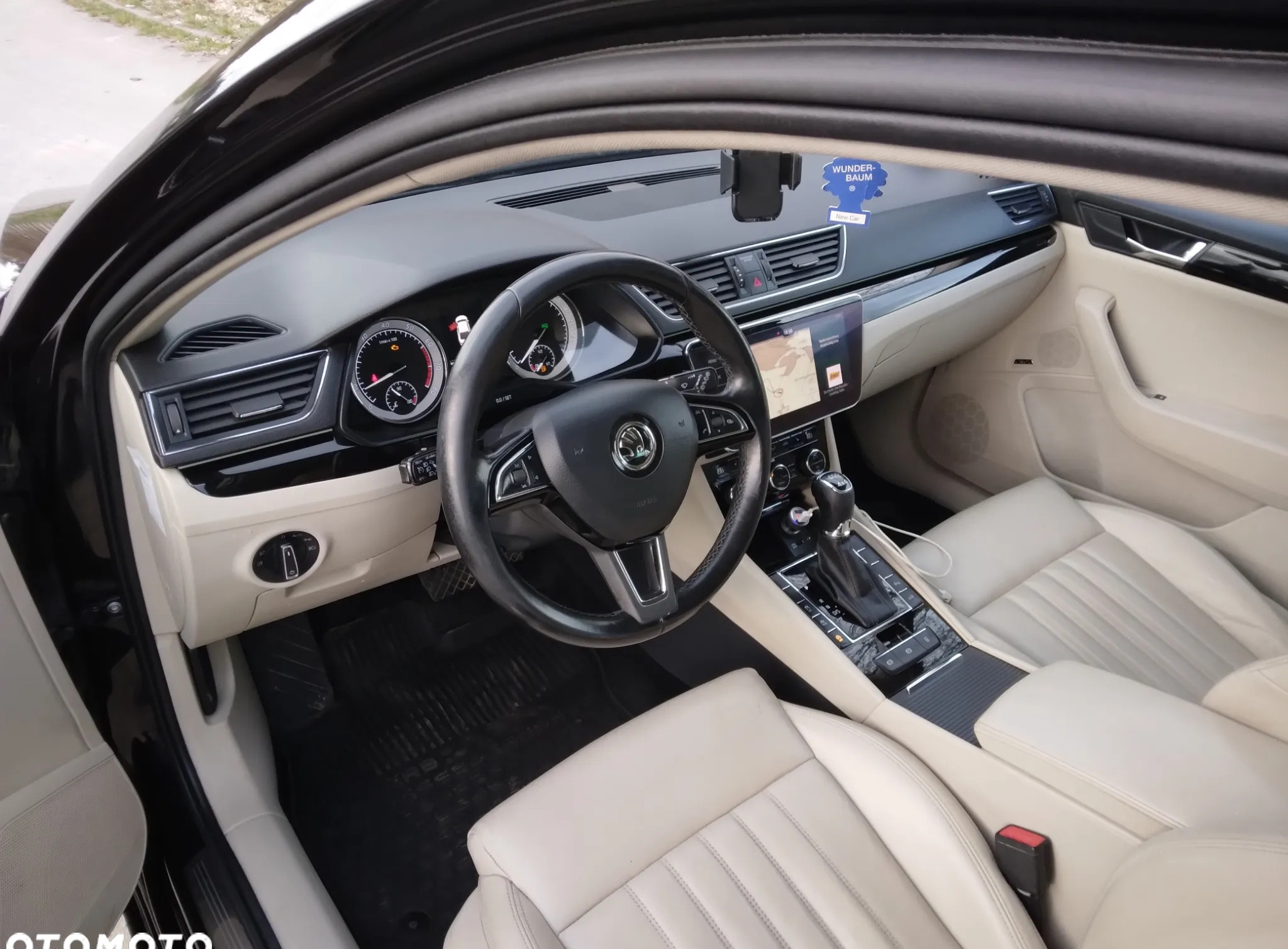 Skoda Superb cena 66900 przebieg: 330000, rok produkcji 2017 z Brzeziny małe 379